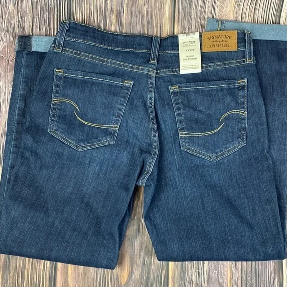 NWT Levi’s Mid-Rise Boyfriend Capri Jeans- Size 4/27 - Picture 3 of 5